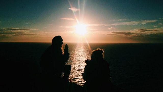 Dos personas y el atardecer.