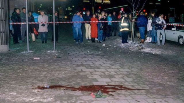 Palme öldürüldükten hemen sonra insanlar polis kordonunu aşarak öldürüldüğü yere çiçek bıraktı