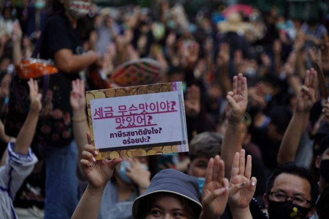 ผู้ชุมนุมกลุ่ม "ราษฎร" รวมตัวกันที่แยกราชประสงค์