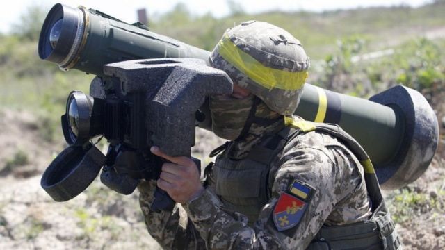 Một binh lính Ukraine sử dụng hệ thống tên lửa chống tăng Javelin trong cuộc tập trận năm 2021
