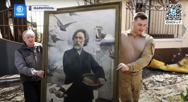 Periodistas rusos sacan un retrato del pintor Arjip Kuindzhi, pintado por su alumno Grigory Kalmykov, del sótano de su museo en Mariúpol