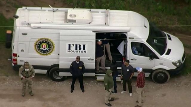 Una van del FBI durante la búsqueda de Oropesa.