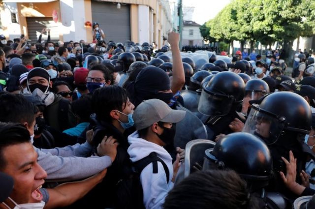 Choques entre manifestantes y policías