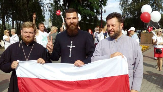 Священник Владимир Каминский на акции протеста в Лиде