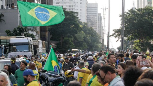 Protestas en Brasil en contra del distanciamiento social.
