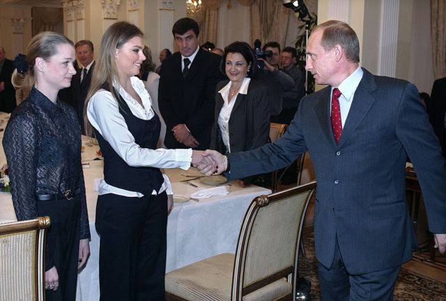 Alina Kabaeva bắt tay Tổng thống Nga Putin tại dinh thự tổng thống ở Novo-Ogaryovo, ngoại ô Moscow, tháng 3 năm 2004