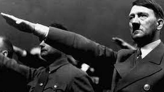 سلم هتلر زعماء الحزب الدستوري الجديد لإيطاليا