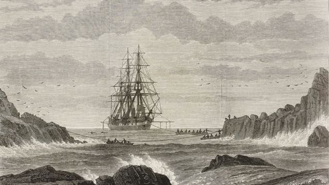 Ilustração de barco no mar cercado por rochedos