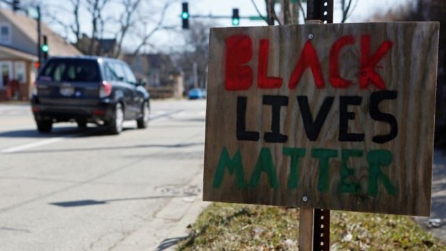 Um cartaz do Black Lives Matter (vidas negras importam) em Evanston, Illinois