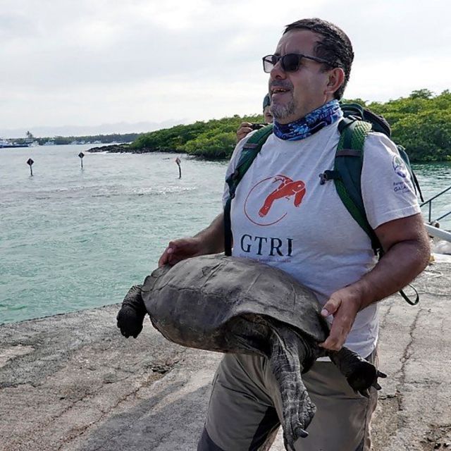Washington Tapia con la tortuga gigante hallada en 2019