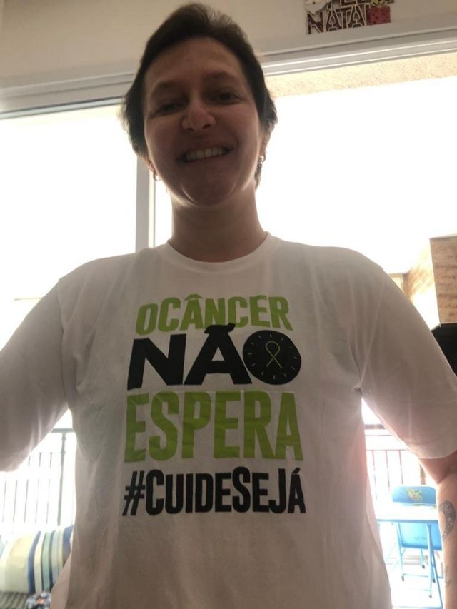 Daniela com uma camiseta com os dizeres 'O câncer não espera #cuidesejá'