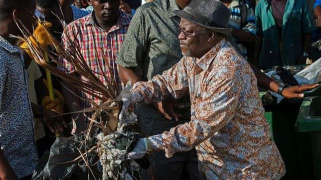 Perezida Magufuli mu bikorwa by'isuku ku munsi w'ubwigenge