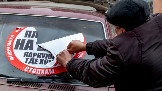 наклейка на автомобиле