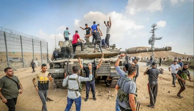 Ізраїльський танк "Меркава" з зачохленою гарматою. Фото з прохамасівських ресурсів