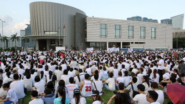 The crowds of the May 27 “anti-liquidation” rally in Macau sit on the lawn outside the Legislative Council Building (27/5/2014)