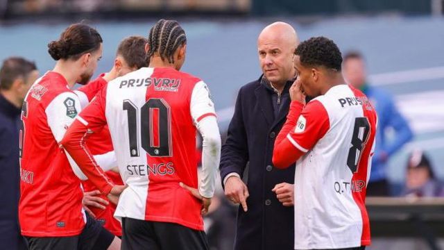 Arne Slot in discussion with Feyenoord players