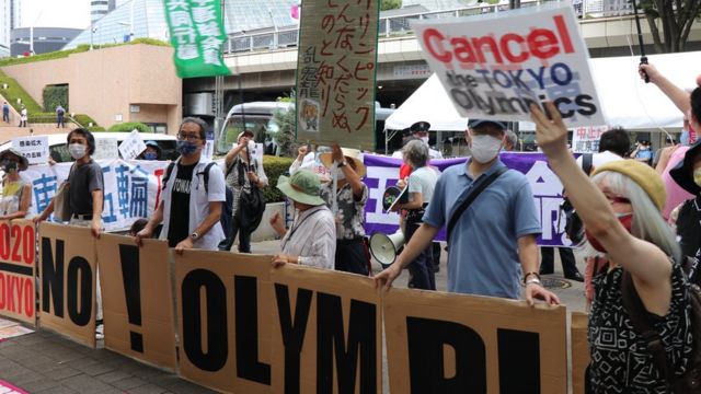 聚集在奧運聖火傳遞終點附近的抗議群眾。