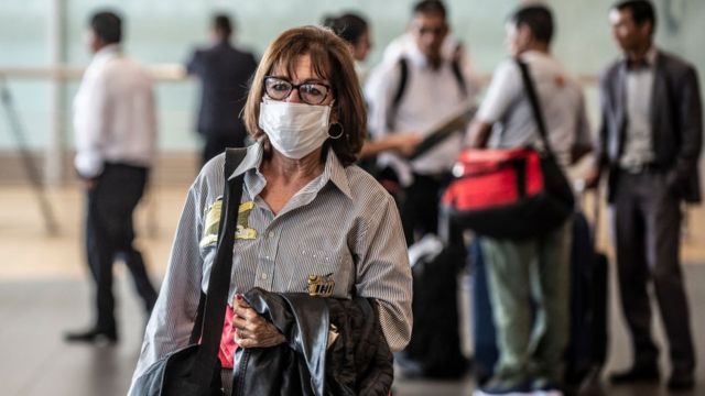 Mujer con una mascarilla en el aeropuerto internacional de Lima, Perú.