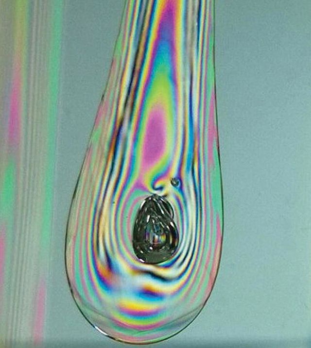 Gota iluminada muestra colores
