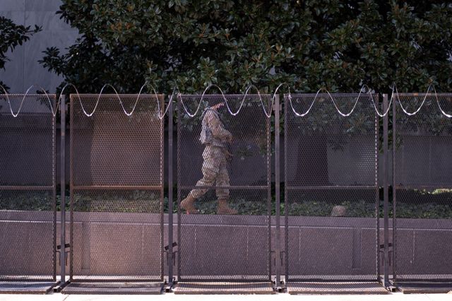 سربازان گارد ملی از ساختمان کنگره امریکا محافظت می کنند