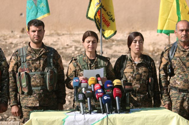 ラッカ奪還作戦を発表するシリア民主軍の司令官ら(6日)