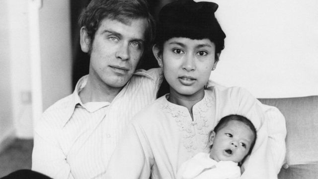 Aung San Su Ći sa suprugom Majklom Arisom i sinom Aleksandrom