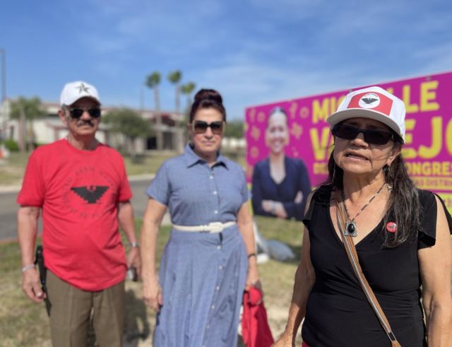 Martha Sanchez (derecha), representante de la Unión Campesina, apoya a la candidata progresista Michelle Vallejo que se bate en las urnas con la conservadora Monica de la Cruz. A la izquierda, Sergio Narváez y Blanca Muñoz.