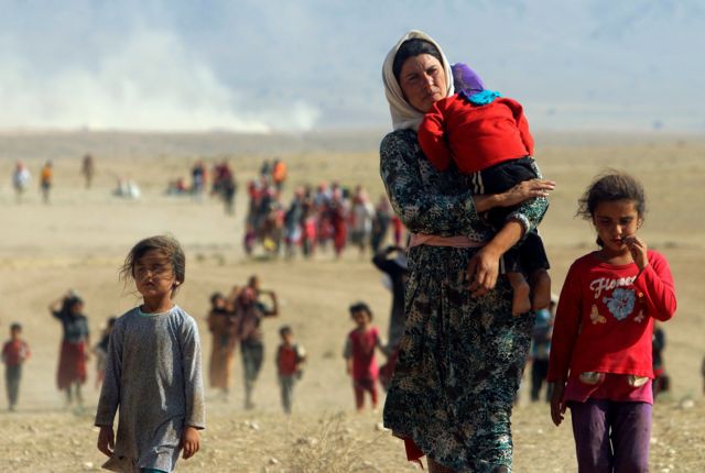 ايزيدية مع اطفالها تهرب الى سوريا