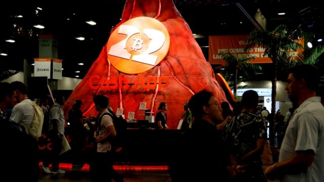 Recreación de un volcán en la la Conferencia Bitcoin 2022, Miami.