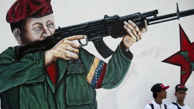 Pintura de Chávez con un fusil en la mano