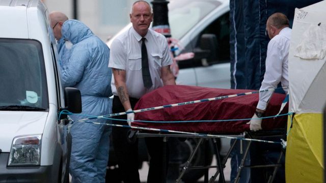 Retirada del cadáver de la mujer asesinada en Londres