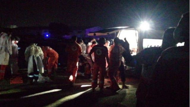 رجال الإسعاف اللبناني يتعاملون مع الركاب الذين تم إنقاذهم وجثث الضحايا