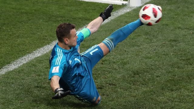 Игорь Акинфеев отбивает пенальти в матче против Испании и выводит сборную России в 1/4 финала
