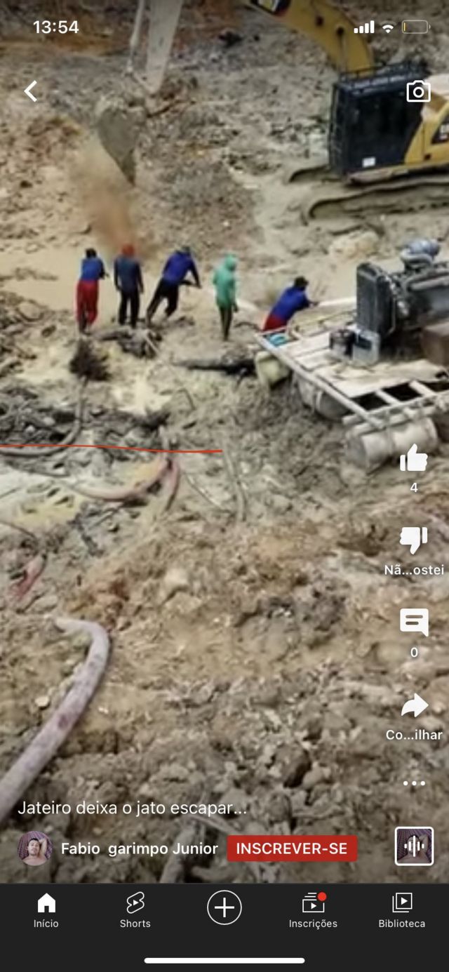 homens trabalhando em cratera de garimpo com jatos de água