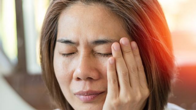 El dolor agudo en ciertas partes de la cara también se encuentra entre los síntomas de la enfermedad.