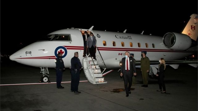 两名迈克尔在飞机着陆后受到加拿大总理特鲁多的迎接。(photo:BBC)