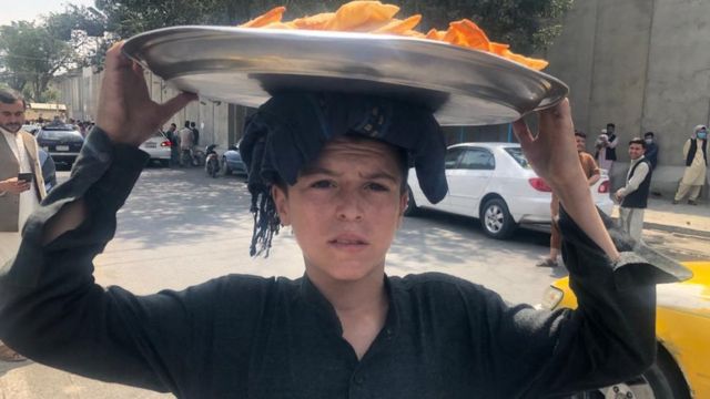 یک فروشنده کودک در کابل