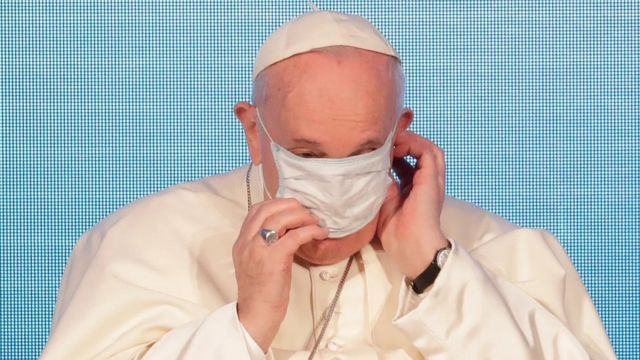 Paus Fransiskus tengah mengenakan masker