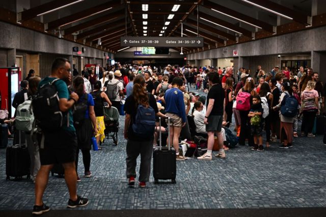 Yüzlerce kişi bölgeden ayrılmak için havaalanlarında bekliyor