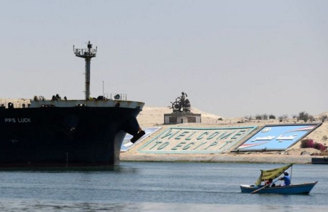 Le canal de Suez traverse l'isthme du même nom situé en Égypte et relie la mer Rouge à la mer Méditerranée.