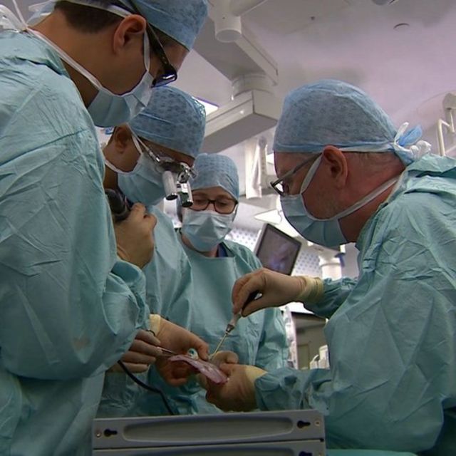Médicos operam Safa e Marwa em hospital em Londres