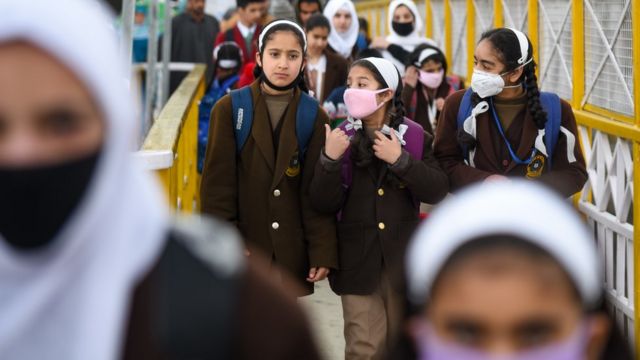 كشمير: طلاب يرتدون أقنعة الوجه كإجراء وقائي ضد فيروس كورونا