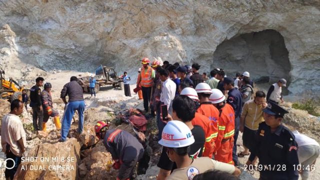 ပိတ်မိနေသူတွေကို ရှာဖွေ ဆယ်ထုတ်နေတဲ့မြင်ကွင်း