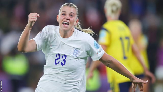 Alessia Russo: Manchester United forward withdraws from England squad with  'small injury' - BBC Sport