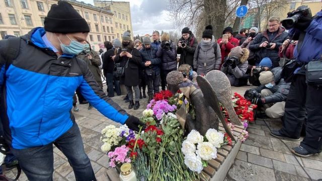 Петербуржцы на церемонии открытия Печального ангела 4 марта