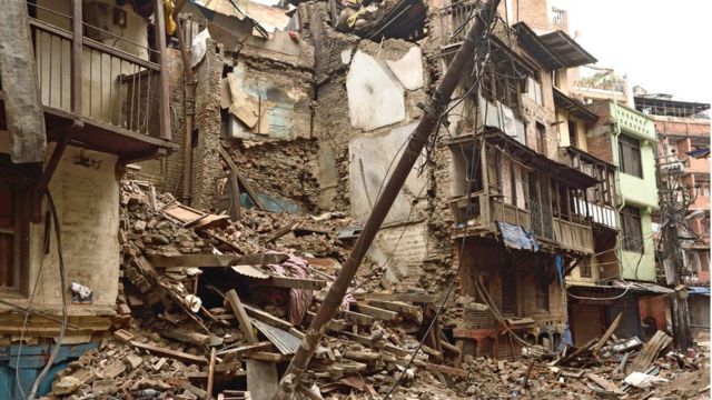 Edifícios destruídos por um terremoto