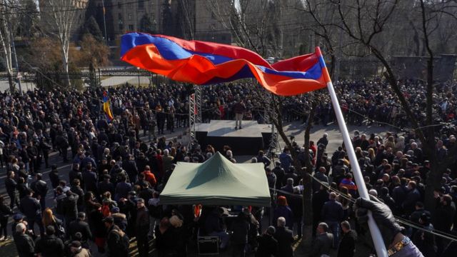 Muhalifler, Cumartesi günü Yerevan'da toplanıp Paşinyan'a istifa çağrısı yaptı.