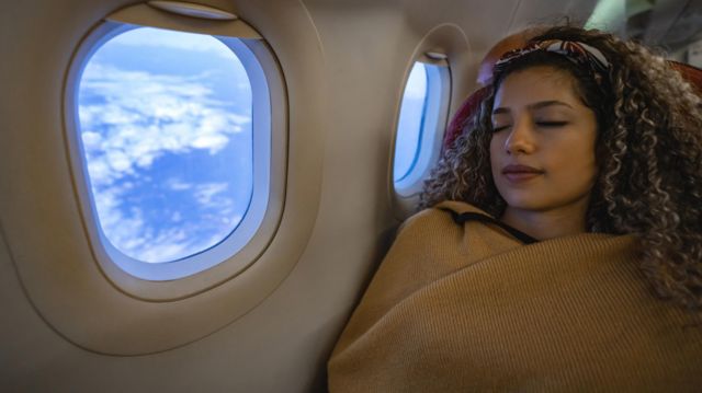 Mujer en un avión 