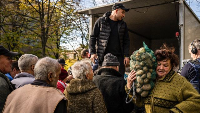 Ukrainian volunteers distributing food