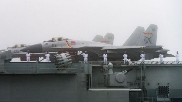 Cazabombarderos J-15 en el Liaoning.